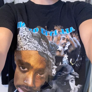T-shirt - T-shirt med tupac. Nästan oanvänd. Bra material och bekväm. 100kr+ frakt (spårbar)