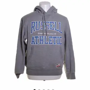Snygg hoodie i från Russel athletic. Använd några gånger 