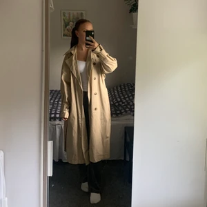 Beige trenchcoat  - En beige trenchcoat från H&M. Perfekt till hösten🍂 Lång och bra Oversized på mig som vanligtvis bär XS. Inga defekter och knappt använd. Säljer för 200kr och köparen står för frakten💕😊