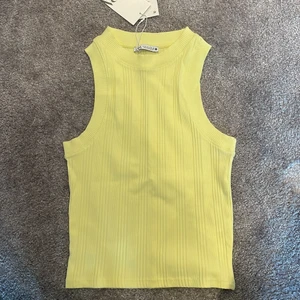 Gult linne - Gult ”ribbat” linne från Zara i strl S. Aldrig använt, prislapp kvar. Frakt ingår ej i priset💘