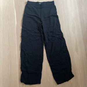 Svarta byxor - Svarta kosyymlikanande byxor med resår i midjan. Vädligt luftiga och sköna! Frakt ingår ej i priset💖