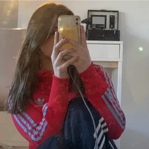 Adidas hoodie - Jätte söt röd hoodie från adidas som är super somrig enligt mig! Den är ganska liten i storleken men passra mig som är M i storlek bra men skulle säga att den är S!👍 den är köpt från sellpy men säljer den för att den knappt andvänds!köparen står för frakt