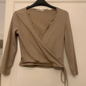Beige Topp🤍 - Söt topp ifrån Stradivarius med knut och spetts detaljer i storlek S! Nästintill helt oanvänd och säljer för 60kr +frakt🤍