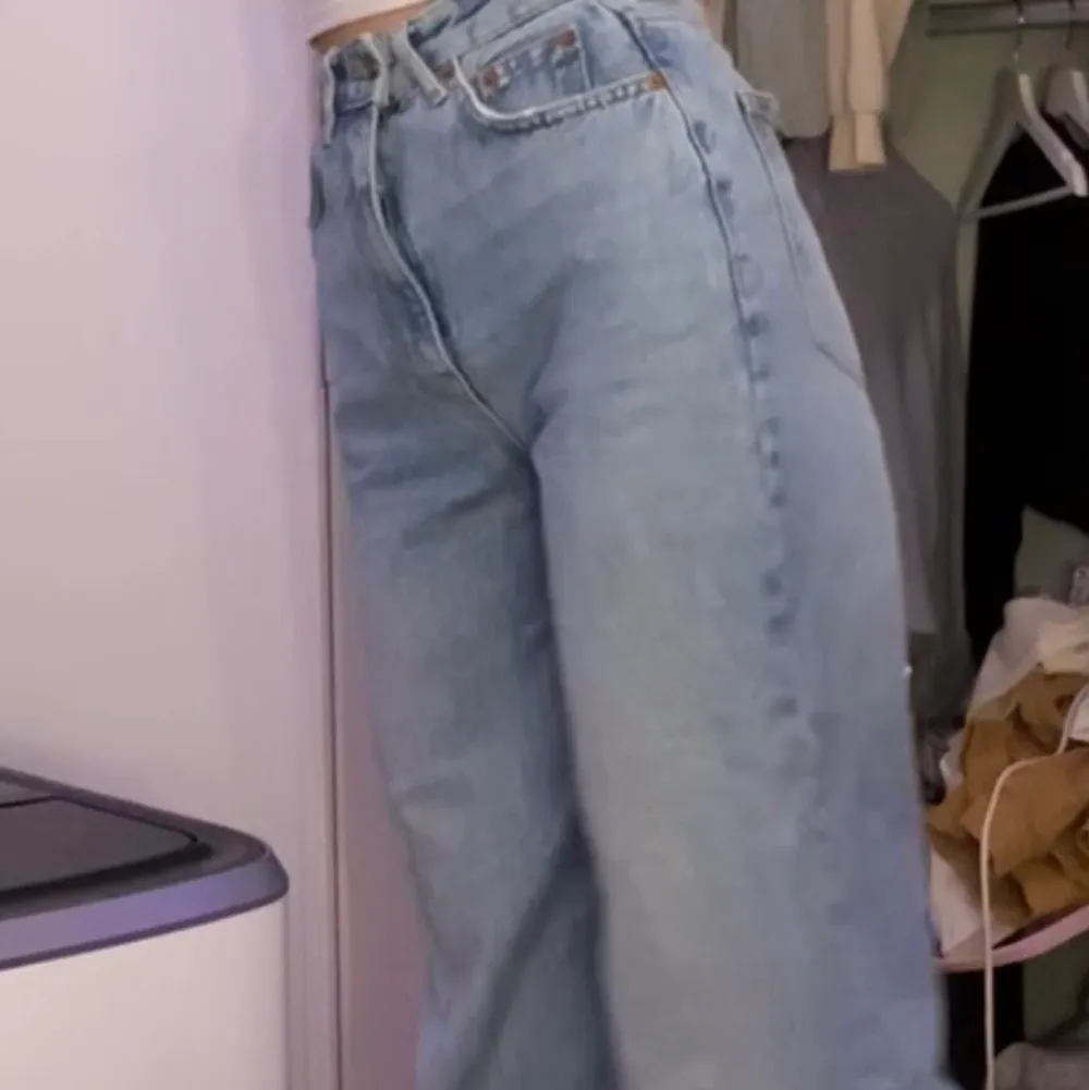 Vida hög midja jeans från gina. Storlek 34 men är själv storlek 36/38 och passar bra. . Jeans & Byxor.