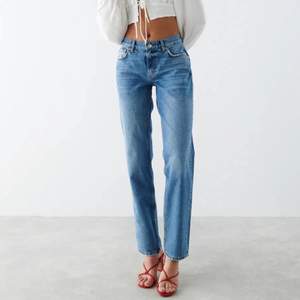 Säljer dessa jätte fina jeans från Gina Tricot då det var för stora för mig! Endast provade men tog bort lappen så kunde inte lämna tillbaka i butik så de är i nyskick!💘!!Pris går att diskutera!!