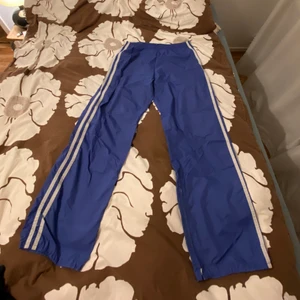 Byxor  - Super fina blå byxor, ganska stora i midjan därav så brukar jag sätta en lite säkerhets nål. Jag brukar ha s. Bättre bilder är det bara att fråga så fixar jag 💓 Använder inte köp nu funtionen!! 