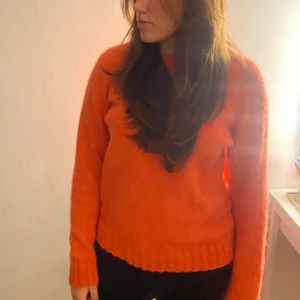 Stickad COS tröja - Asnajs stickad tröja ifrån COS. Nypris var runt 800kr och säljer för 99kr. Är i storlek M. ❤️‍🔥