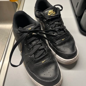 Nike Air force 1 - Svarta/guldiga Nike Air force 1, använda cirka 6 gånger. Storlek 36. 