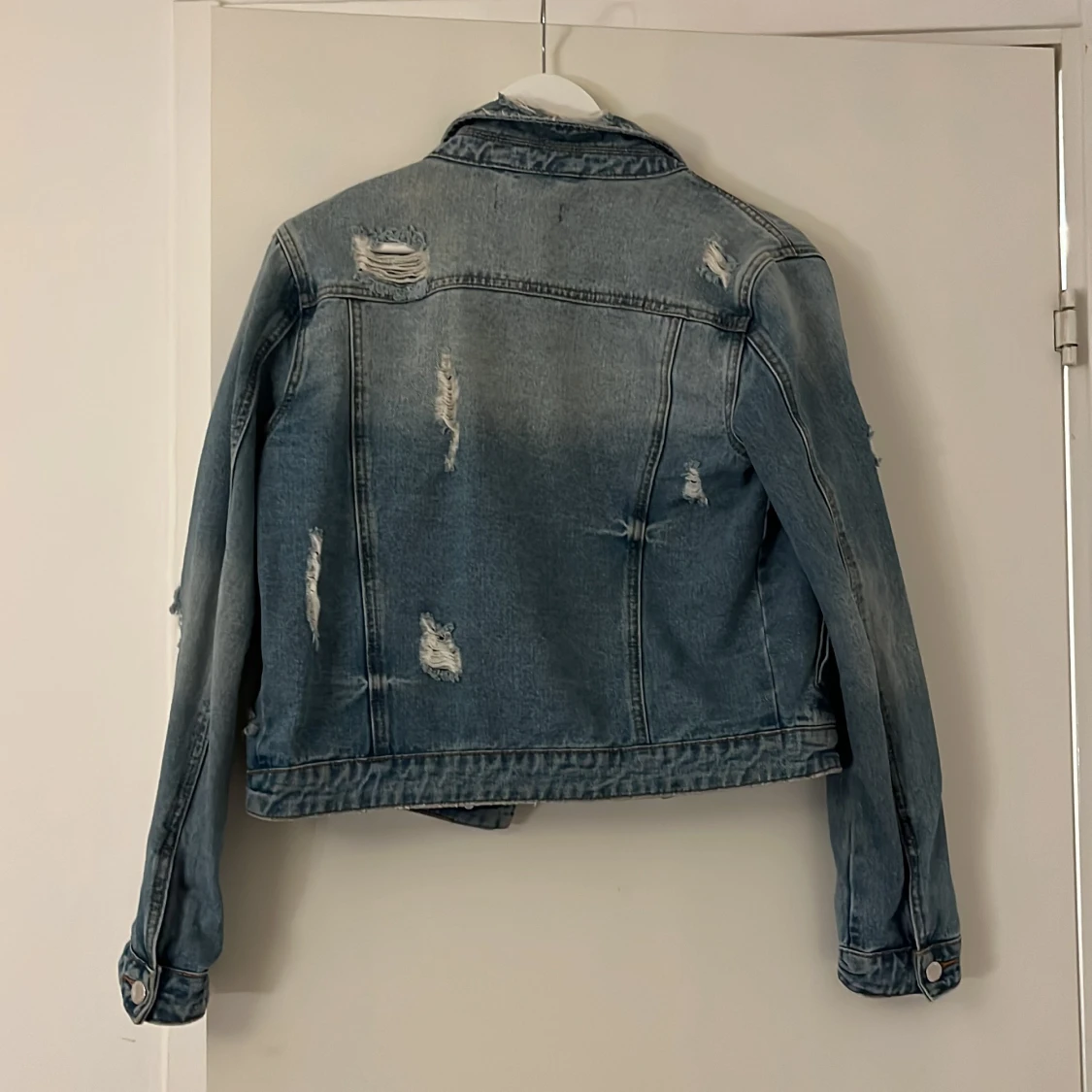 Jeansjacka med slitningar stl S - 90