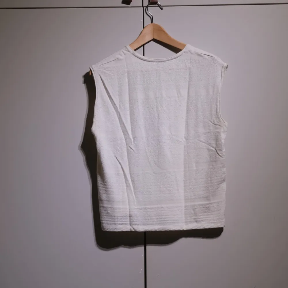 White top with a deep, knitted V. Very comfortable, in good condition. . Toppar.
