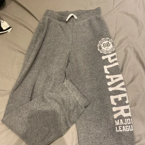 Gråa mjukis byxor  - Gråa mjukis byxor