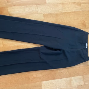 Kostymbyxor från H&M - Bekväma kostymbyxor från H&M. Använda 1-2 gånger och säljer pga att de nu är för små. Köpta för 399kr.