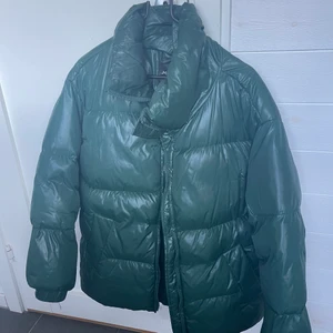 Dunjacka  - Säljer min gröna dunjacka från monki. Köpte förra hösten men i bra skick. Nypris 700💓 storlek XS men lite oversize så passar s/m (köparen står för frakt)