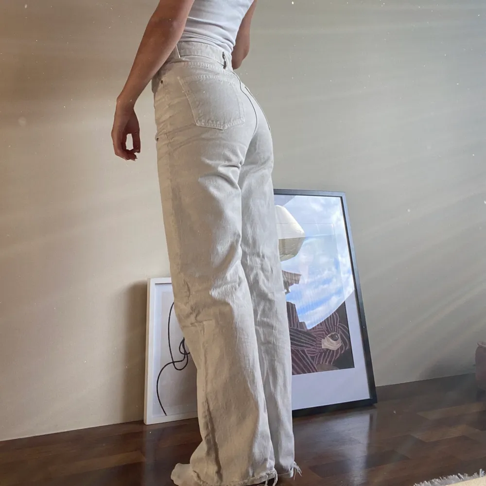 Jeans från Zara i en ljusgrå/cremevit färg. Modellen 