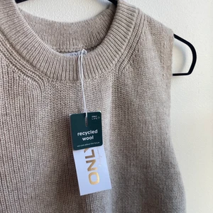 Stickad väst  - Säljer dessa två västarna! Den ena är aldrig använd och båda är i fint skick! 150kr/st