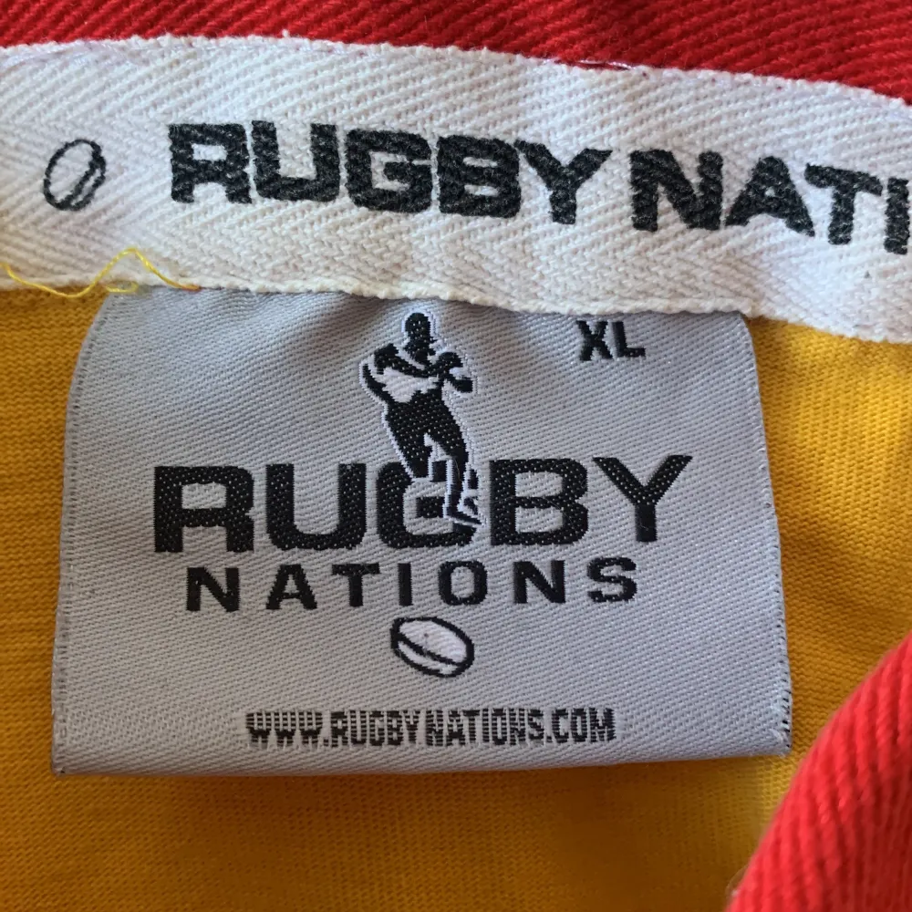 Gul Scotland rugby tröja med röda detaljer  XL men sitter som M/L. Tröjor & Koftor.