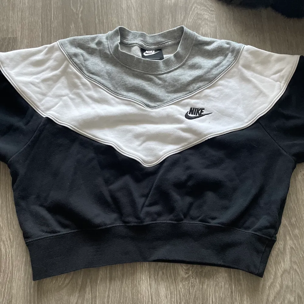En snygg Nike croppad hoodie som är grå, vit och svart, tyvärr är den för liten för mig så jag säljer den💕. Tröjor & Koftor.