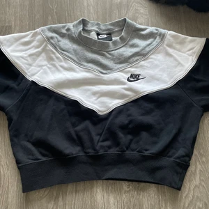 Nike hoodie - En snygg Nike croppad hoodie som är grå, vit och svart, tyvärr är den för liten för mig så jag säljer den💕