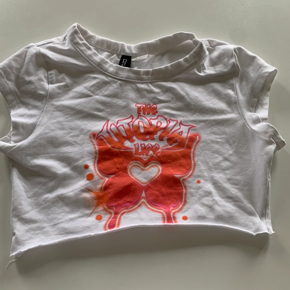 Cropped T-shirt med tryck - 90