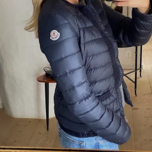 Moncler dunjacka  - JACKAN ÄR FORTFARANDE TILL SALU OCH LIGGER PÅ 2100 nu! 💕 tar bara bud över det. Säljer min supersnygga dunjacka från Moncler! Köpt på NK 2018 och är storlek 14 år som motsvarar en Xxs/Xs. Säljer då den tyvärr nu är för liten på mig. Nypris ca 4500. Buda!💕