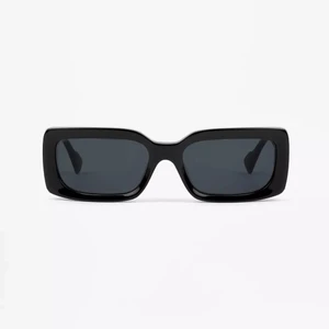 Axel Arigato Solglasögon  - Axel Arigato solglasögon. Har köpt dem i affären har även NK påse med låda, fodral och kvitto.  Nypris 1500kr. De är väl använda men har inga synliga skador. Kan fraktas eller mötas upp vart som hels i eller nära Göteborg.