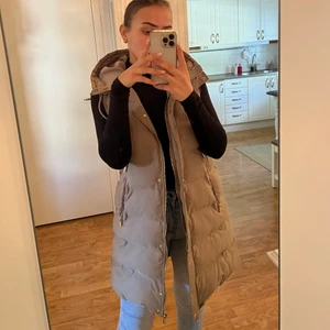 Zara väst M - Fin beige färg med gulddetaljer. Använd 1 säsong, som ny!