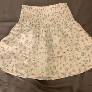 Kjol  - En kjol som inte kommer till användning längre kjolen är 146 men funkar som en liten xs 