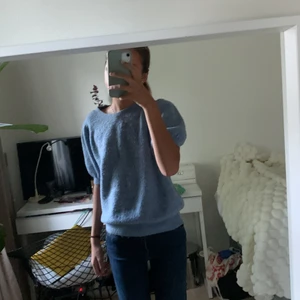 Stickad tröja  - Säljer den här blåa stickade tröjan från vero Moda för att den är stor på mig💖💗TRYCK INTE PÅ KÖP NU! KONTAKTA ISTÄLLET💗