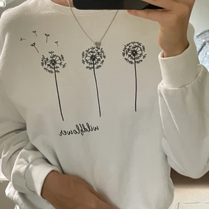 Vit sweatshirt ”Wildflower” - Fin vit sweatshirt från Even&Odd. Använd ett fåtal gånger