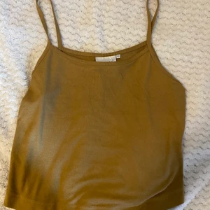 Linne i mocka!! - Jätte fin och unikt linne som är från 90-talet!!😍 Materialet är i mocka. Storleken är 42 men funkar för 38-40 om man spänner snörena. 