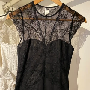 Spetsbody från erbs  - Spetsbody svart från ERBS Danmark köpt i Köpenhamn för 900kr. Använd vid 1 tillfälle så verkligen i nyskick. Storlek Small/36. 