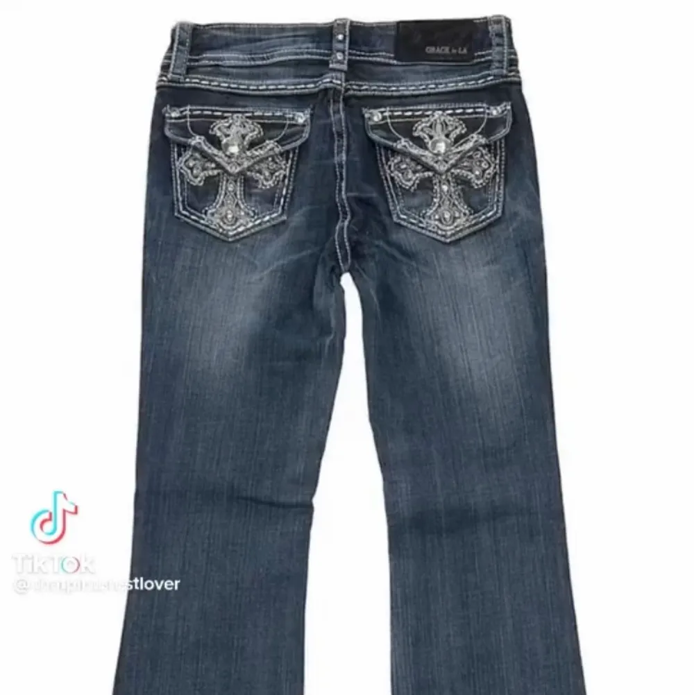 Söker om nån har sånna här  liknande jeans!! skriv t mig om du har💓 rimligt pris! . Jeans & Byxor.