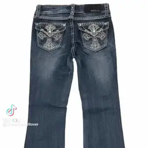Söker om nån har sånna här  liknande jeans!! skriv t mig om du har💓 rimligt pris! 