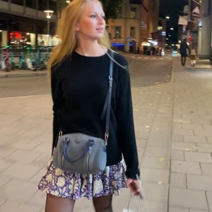 Zadig sunny suede bag - Zadig & Voltaire XS sunny suede bag, blå. Säljer min handväska eftesom att jag tyvärr inte får användning av den längre. den är lite sliten på vissa ställen men det är inget man lägger märke till.❤️
