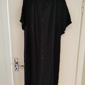 Svart lång klänning  - Svart lång klänning från Hm 