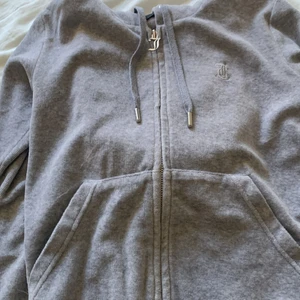 Juicy - Jätte fin juristyrket tröja i färgen grey som är i strl xxs. Jätte bra skick och har kvar samma färg som när jag köpte den!❤️