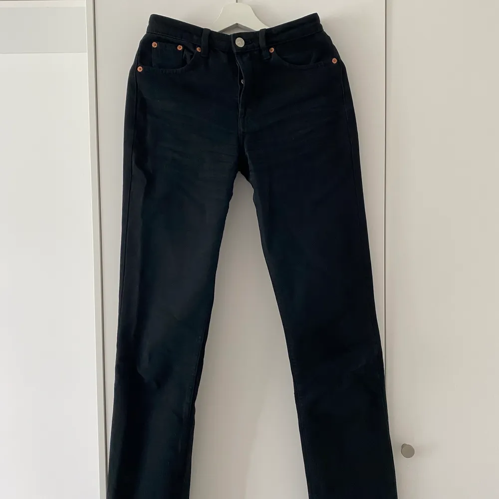 Mid rise straight jeans full lenght från Zara i strl 36. Jag är 177cm! . Jeans & Byxor.