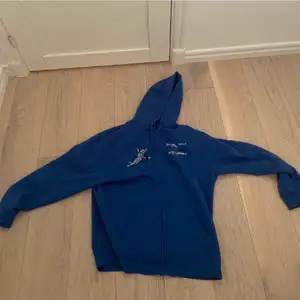 One Of One Zip Hoodie strl XL men passar L, inte så stor i storleken, använd max 3-4 gånger så den är som ny.