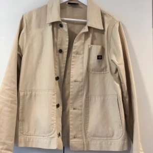 Dickies jacka - Jacka i ljusbeiget från Dickies. Strl S. I mycket gott skick (sparsamt använd). 