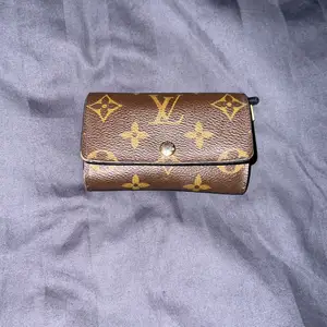 Äkta Louis Vuitton plånbok för nycklar med 6 hängen för nycklar i fint skick. Kvitto och dust bag och kartong finns.