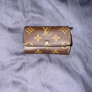 Louis Vuitton key holder - Äkta Louis Vuitton plånbok för nycklar med 6 hängen för nycklar i fint skick. Kvitto och dust bag och kartong finns.