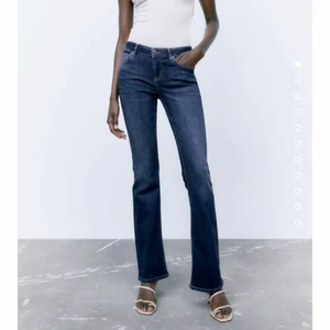 !INTRESSEKOLL! - Hade kunnat tänka mig sälja dessa slutsålda zara jeansen som är bootcut low rise (elr byta mot ett par likadana i 34 ), då de är för stora för mig. De är helt oanvända, prislapp kvar. (priset jag satt är bara för att ingen ska klicka köp).