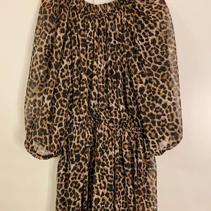 Leopard klänning - Perfekt till sommaren. Pösiga armar o resår band vid midjan. Väldigt stilig 🥰