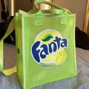 Fanta väska  - Säljer min coola fanta ”väska”. Går att bära på två olika sätt och väldigt rimmlig! Köparen står får frakten:) 