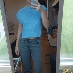 Stickad väst - Jättefin blå stickad väst med slits på sidorna