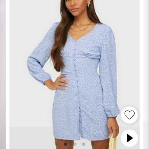 Blå klänning  - Säljer min blåa klänning från Nelly helt oanvänd! 300 kr + frakt 💙 Storlek 34