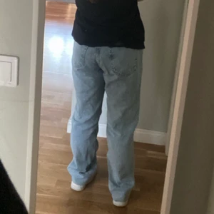 Blå jeans - Säljer dessa jeans pga att dom är lite för stora. Dom är från mango beställda på Zalando, använt några fåtal gånger. 100 kr+frakt🫶🏻