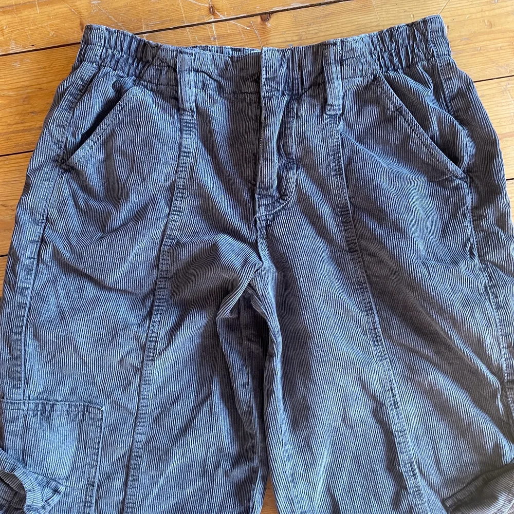Skitsnygga cargo byxor från Urban Outfitters som inte kommer till användning längre💕  Midja: 36cm Innerben: 78cm. Jeans & Byxor.