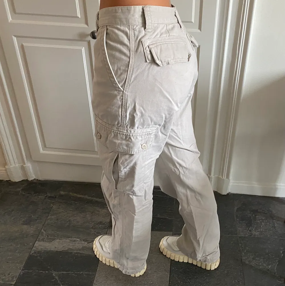 Skitsnygga Cargo pants men som tyvärr är lite stora💕 Byxorna är uppsydda, men längden passar perfekt om du är 165-170💛Relativt nya och nästan aldrig använda. Jeans & Byxor.