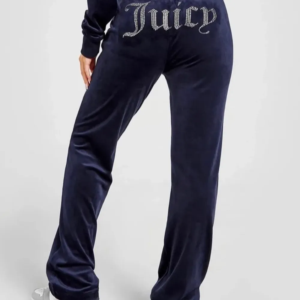 Marinblå juicy couture med glitter på rumpan. Använd fåtal gånger, alla stenar är kvar💙 500kr. Jeans & Byxor.